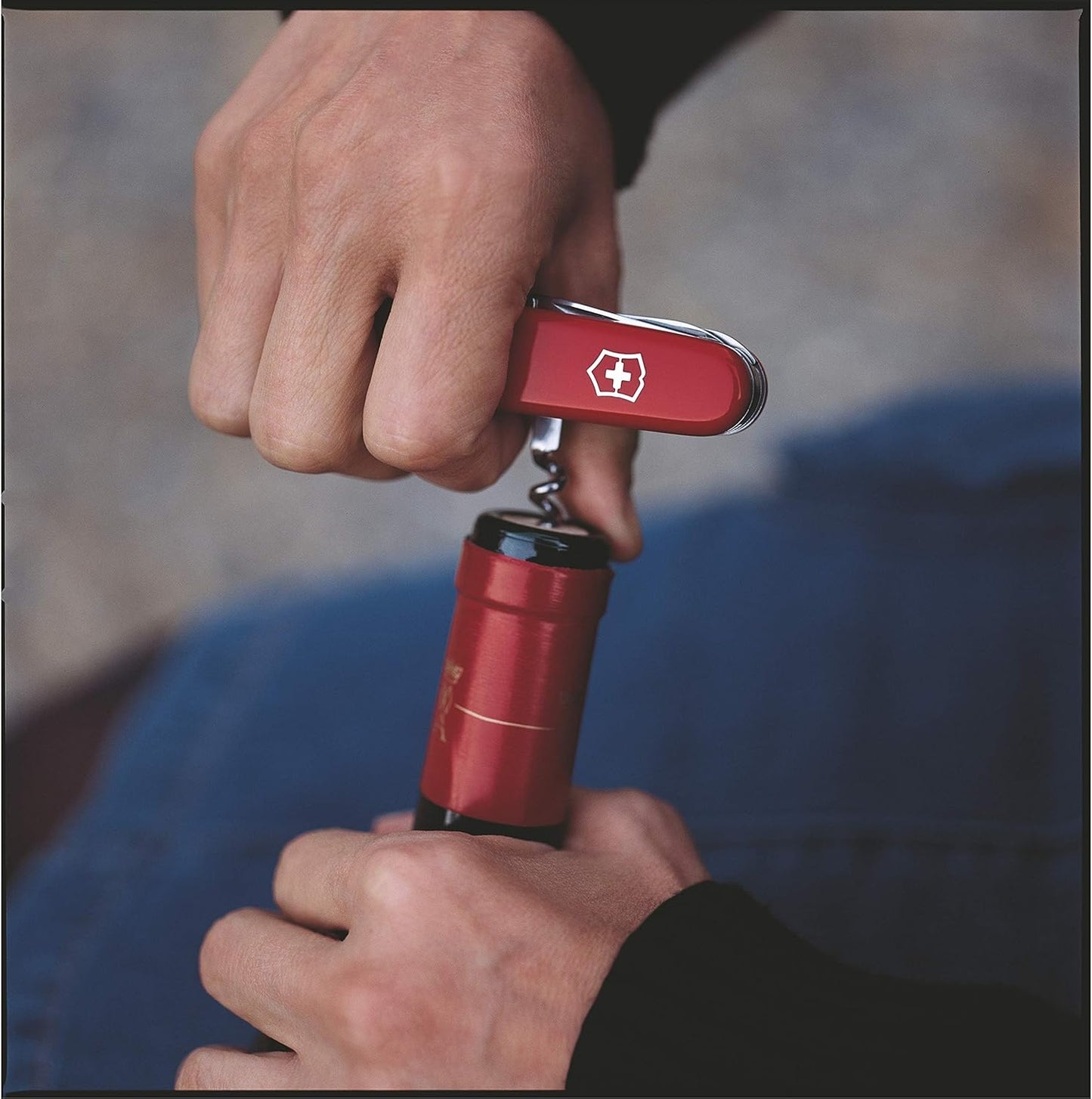 Victorinox Huntsman Swiss Army Knife, 15 Functions, Swiss Made Pocket Knife with Large Blade, Screwdriver, Scissors and Wood Saw - Red